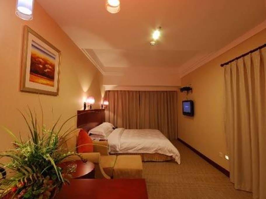 Starway Hotel Silver Джухай Екстериор снимка